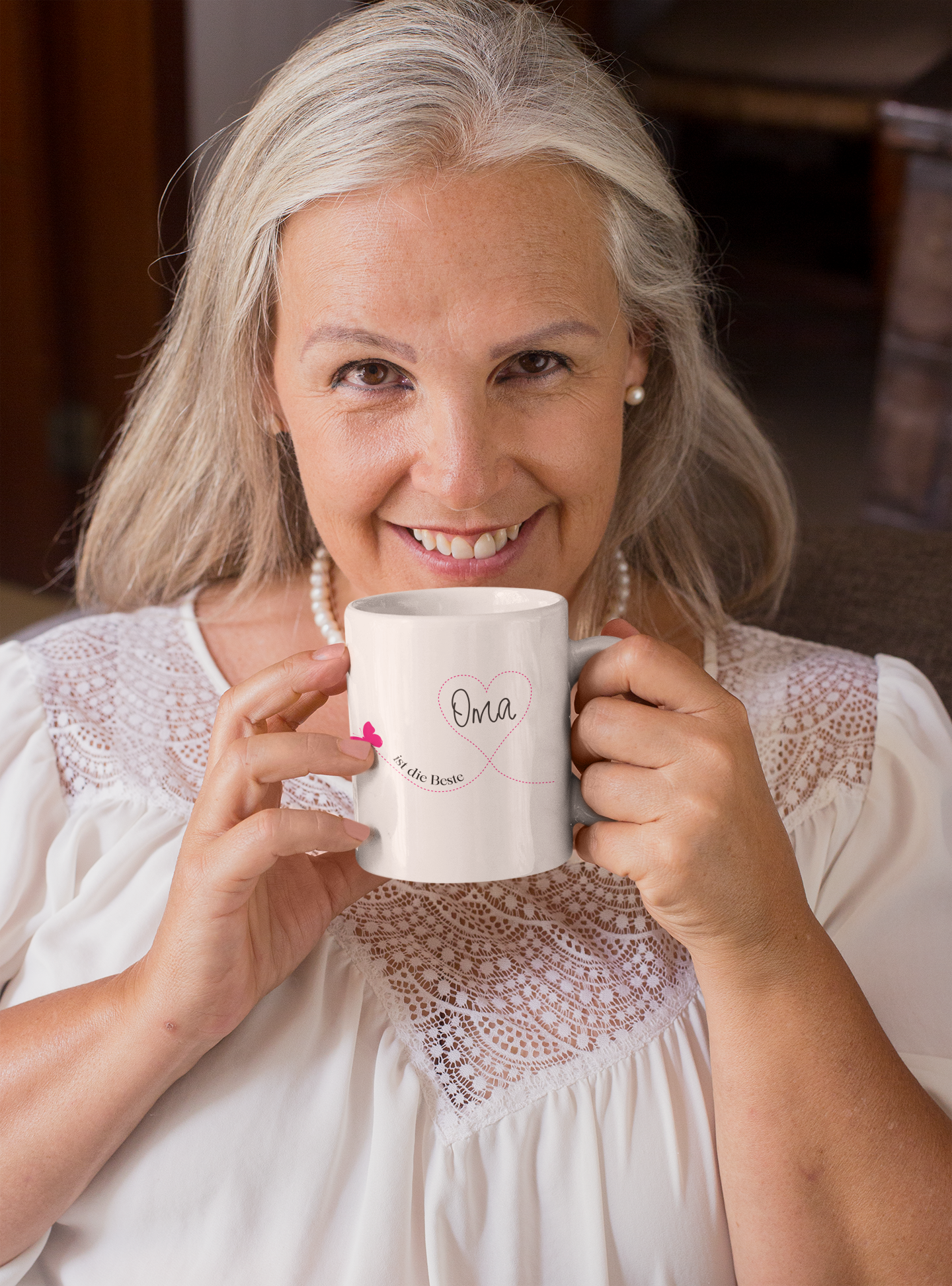 Oma ist die Beste – Tasse matt | Geschenk für Großmutter | Hochweiß, 330 ml, spülmaschinenfest | Made in Germany
