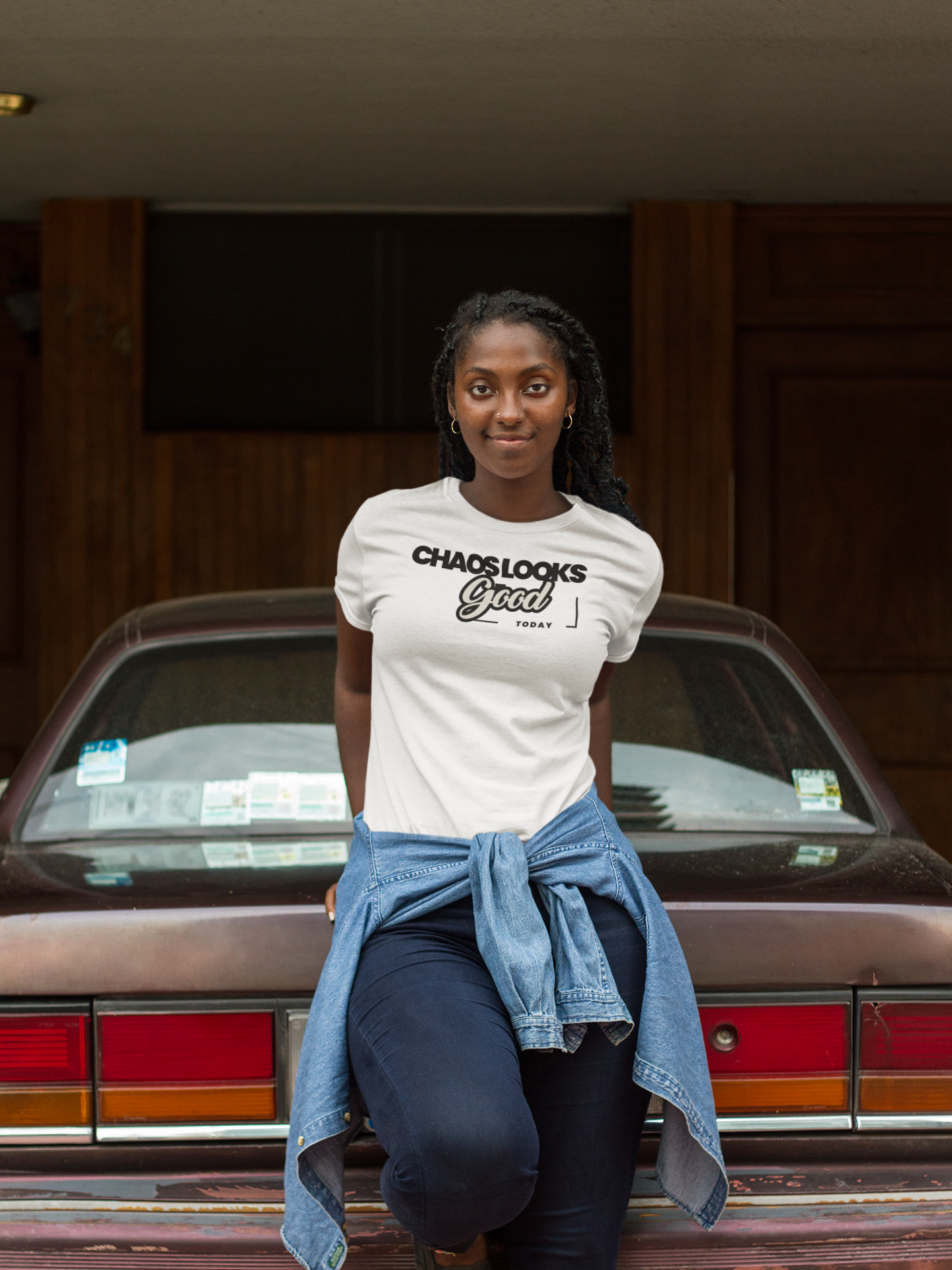 Casual Tee "Chaos looks good today"