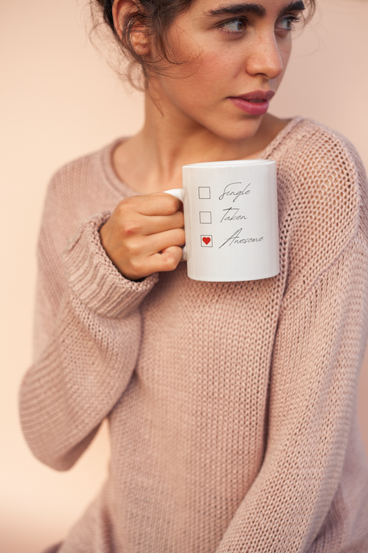 ☕ Single. Taken. AWESOME. – Keramiktasse 330 ml | Selbstbewusst starten. Mit Stil genießen.