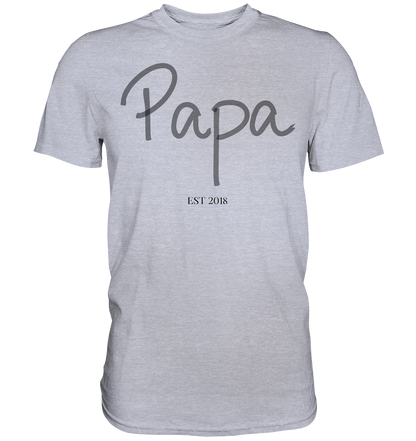 Papa EST – Premium T-Shirt mit Personalisierung | Vatertagsgeschenk, Geburtsjahr, Wunschtext