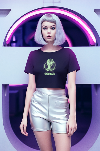 👕 Women’s Crop Top „I Want to Believe“