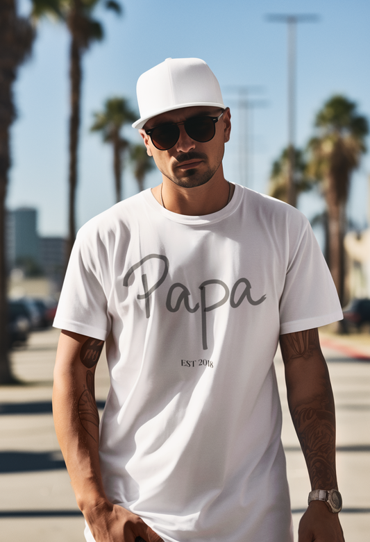 Papa EST – Premium T-Shirt mit Personalisierung | Vatertagsgeschenk, Geburtsjahr, Wunschtext